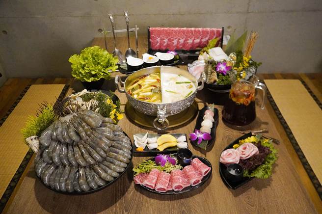 问鼎犒赏妈妈，拿出身分证并将后5码数字相加，就招待几只蓝钻虾。（马辣集团提供）