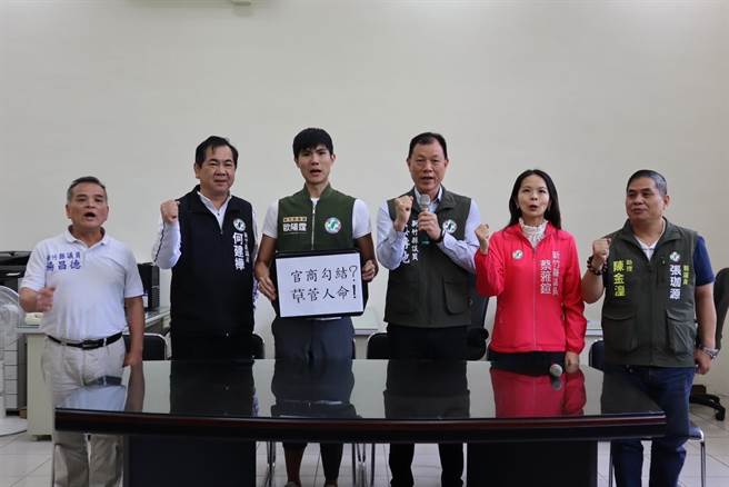 新竹县议会民进党团28日针对天坑事件对新竹县政府提出质疑，并喊话杨文科别再摆烂。（邱立雅摄）