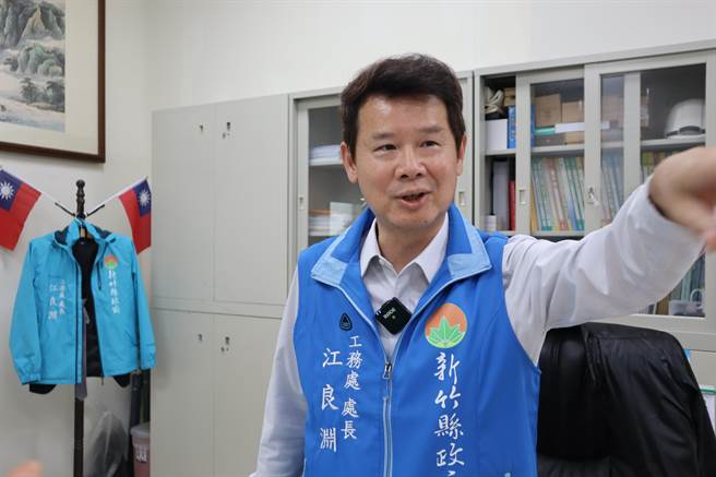 新竹县政府工务处长江良渊解释外界对于楼层长高的质疑，当初是依据相关规定审查通过的。（邱立雅摄）