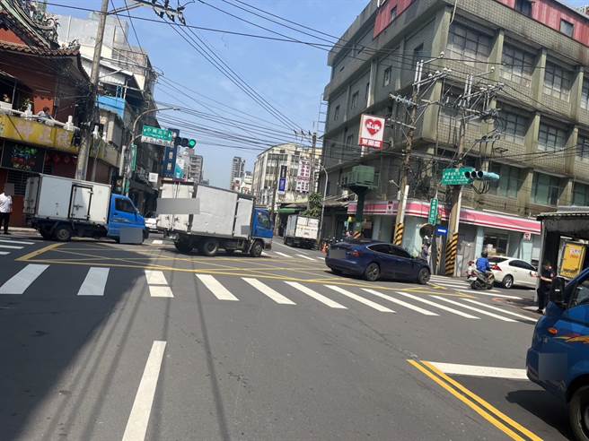 新北市三重有员警在路口处理车祸时，又遭经过货车撞飞，所幸仅受轻伤，详细肇事原因仍有待厘清。(黄敬文翻摄)