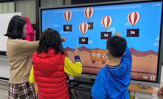 ▲电子白板特有的互动性，可提升学子学习兴趣。（基隆市政府提供／徐佑升基隆传真）
