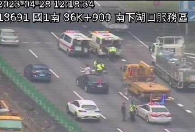 一名男子不明原因步行穿越国道分隔岛，遭车辆撞击无呼吸心跳急救中。（撷自国道1968／邱立雅竹县传真）