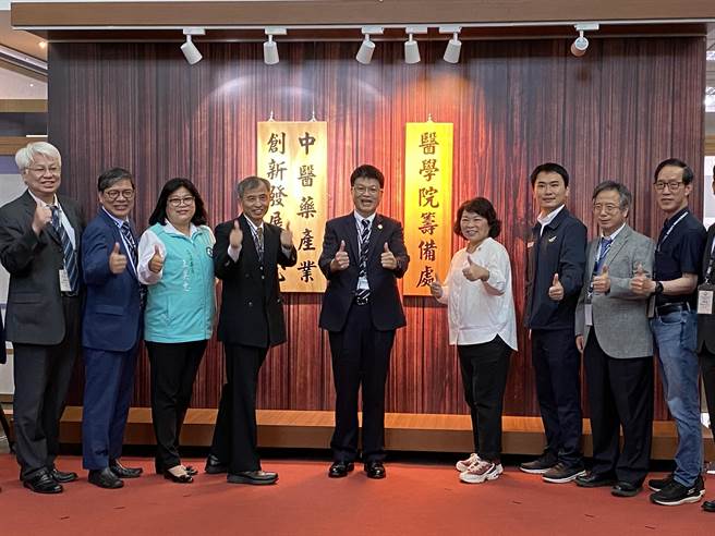 嘉义大学医学院筹备处暨中医药产业创新发展中心今天由嘉义市长黄敏惠、嘉大校长林翰谦等人揭牌。（廖素慧摄）