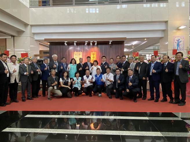 嘉义大学医学院筹备处暨中医药产业创新发展中心今天揭牌。（廖素慧摄）