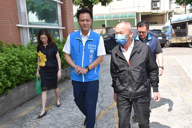 国民党苗栗县山线立委初选提名协调会，28日上午登场，苗栗市长邱镇军特地在大门外迎接徐耀昌。（谢明俊摄）