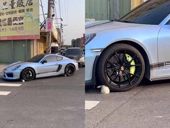 保时捷GT4昨违停在路口，疑似因当住一名卖水果的摊商老伯，老伯竟直接把水果塞在保时捷4个轮胎前，还呛车主压坏水果就要付钱。（翻摄自记者爆料网）
