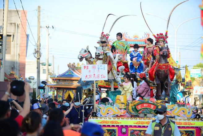 绵延3公里的上白礁谒祖绕境祭典队伍，表达先民饮水思源追怀家乡的重大意义。图为小朋友扮装的真人艺阁。（学甲慈济宫提供）

