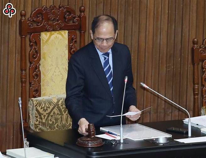 立法院长游游锡堃敲槌后，立法院28日院会三读通过「考选部组织法」修正草案，因应当代新兴趋势进行弹性多元调整，并将公务人才招募、国家考试数位发展等，列为考选部掌理事项。（姚志平摄）