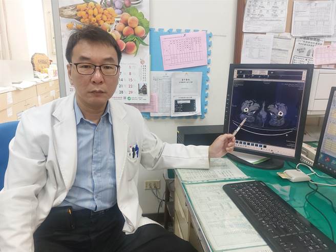 台中医院消化外科、全静脉医学主任医师曾旭弘表示，戴假牙进食的民眾，一定要谨记细嚼慢咽，才不会因咀嚼的敏感度变差务将异物吞入造成穿孔发炎。（台中医院提供／潘虹恩台中传真）