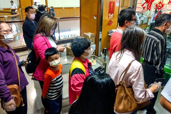 五结乡农会3年前发生内贼窃取保管箱财物，法院判处农会员工黄钰凯需赔2000万元，农会也要赔1000万元，图为保管箱遭窃后，承租户前往排队要查看保管箱财物状况照片。（本报资料照片）