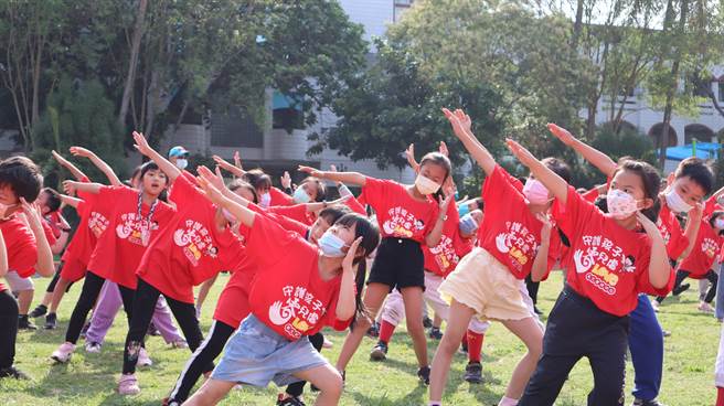 彰化家扶428红衣儿保特攻队的快闪舞群与员林东山国小学童一起跳「Lucy健康操」。（彰化家扶提供／孙英哲彰化传真）