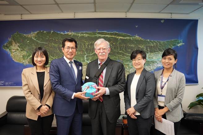 波顿拜访民进党 罗致政：彼此对台扮维繫区域和平稳定的角色 有一致的看法。民进党提供