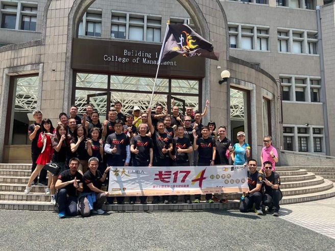 台大戈17 A+挑战队。（台大EMBA提供）