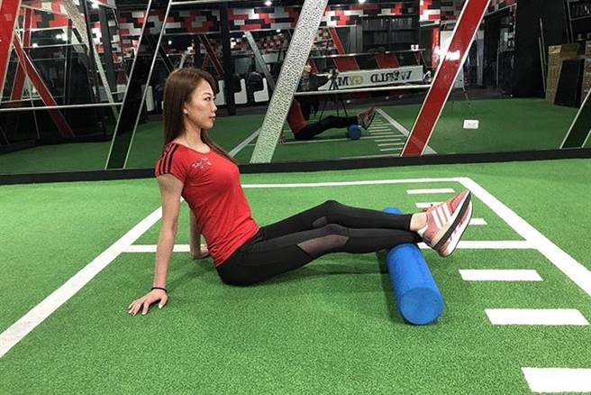 左、右脚交叉重迭，并用双手将身体撑起，接着让滚筒从脚踝滚动到小腿肚中段，来回滚动数次，可帮助小腿放松。(World Gym提供)