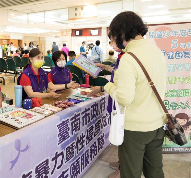 成大醫院響應家扶中心428兒保日活動，與南台南家扶中心合辦「挺父母、陪孩子!成為醫家人」宣導。（成大醫院提供／程炳璋台南傳真）