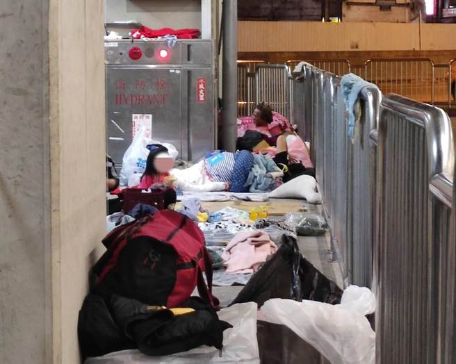 议员张芬郁接获民眾陈情，台中车站出现2名「小街友」。（张芬郁提供／张亦惠台中传真）