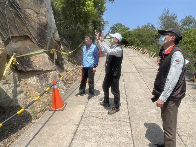 金门县观光处与金管处昨日共赴太武山进行会勘，针对危险区处将增设安全警示以维游客安全。(图／金门县政府提供)