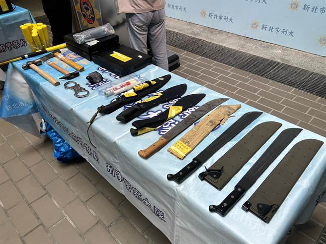 警方执行第三波扫荡，逮捕弘仁会14人并查扣相关证物。（警方提供）