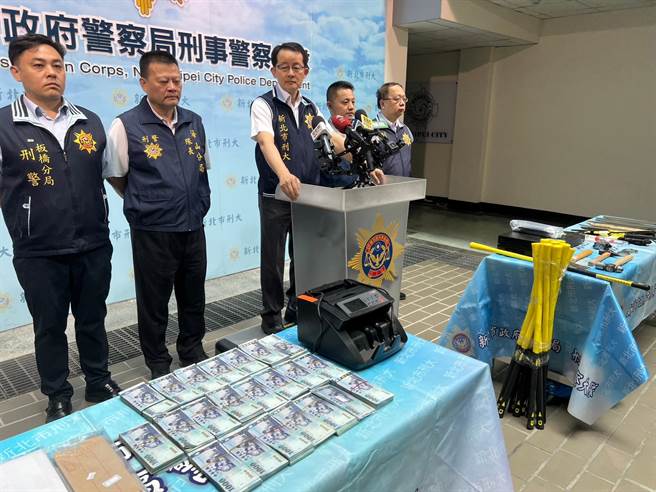 警方执行第三波扫荡，逮捕弘仁会14人并查扣相关证物。（警方提供）
