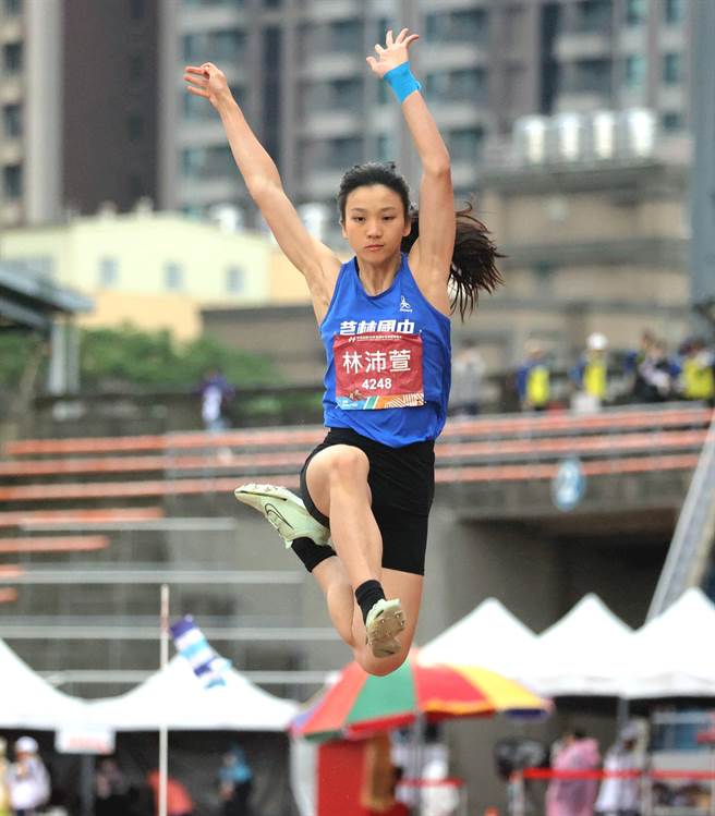 竹县芎林国中林沛萱在国女5项全能打破高悬26年的旧制纪录。（新竹县府提供／邱立雅竹县传真）