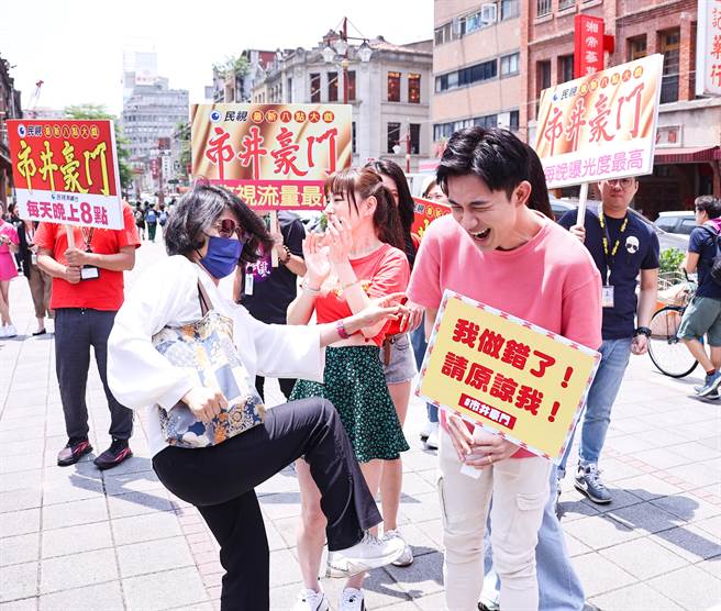 曾子益遭民眾开玩笑殴打。（罗永铭摄）