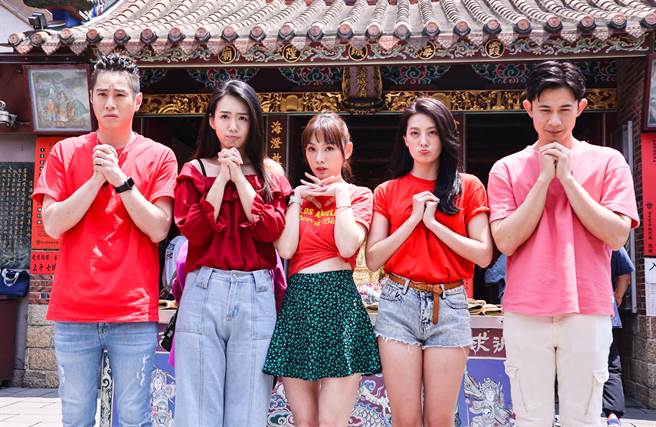 吴东谚（左起）、李又汝、赖芊合、顏晓筠、曾子益向民眾谢罪，场面可爱搞笑。（罗永铭摄）