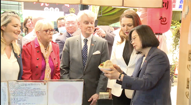 法国关注台海安全 李查：法军舰通过台海是最佳证明。曾薏苹截图