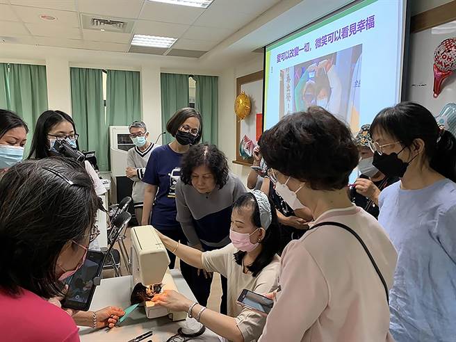 阿香（坐者）在「全国髮帽工作坊」传承技艺课程中，讲解髮帽制作过程。（院方提供／孙英哲彰化传真）