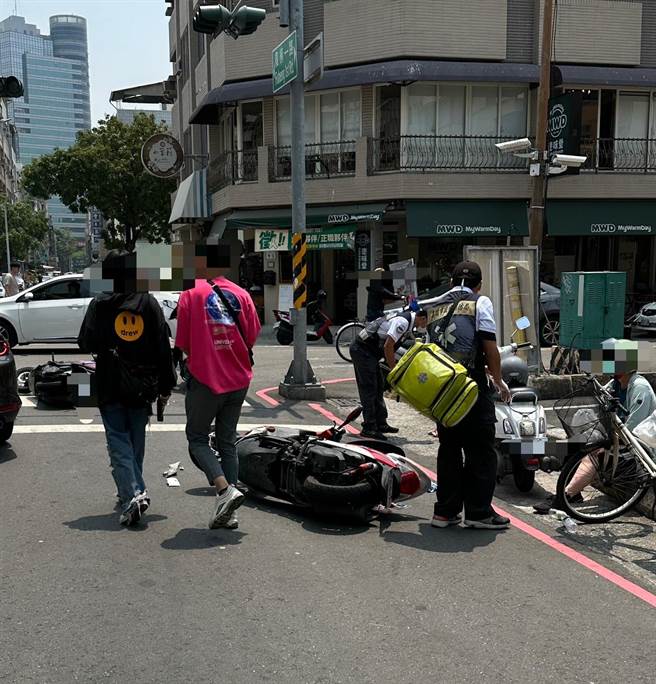 女驾驶肇事后疑吓坏紧张，汽车失控暴衝撞倒2名机车骑士、路边4辆机车。（翻摄照片／崔正纲高雄传真）