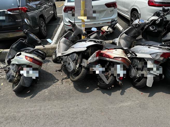 女驾驶肇事后疑吓坏紧张，汽车失控暴衝撞倒2名机车骑士、路边4辆机车。（翻摄照片／崔正纲高雄传真）