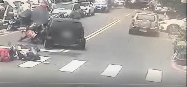 女驾驶肇事后疑吓坏紧张，汽车失控暴衝撞倒2名机车骑士、路边4辆机车。（翻摄照片／崔正纲高雄传真）