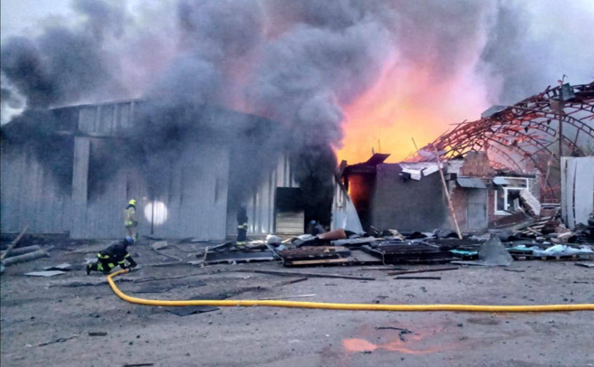 根据乌克兰国际传真社（Interfax Ukraine）与社群媒体上的报导，乌克兰首都基辅也被爆炸震撼，空袭警报响起，全国各地都传出爆炸事件。(图/路透社)