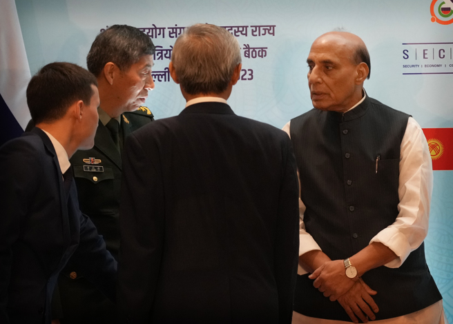 中国国务委员兼国防部长李尚福27日会见印度国防部长辛赫（Rajnath Singh）。(图/美联社)