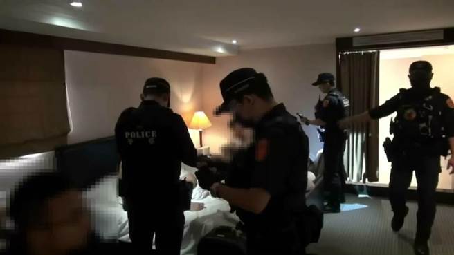 警方在旅館內查獲5名人頭戶及兩名看守嫌犯。（翻攝照片／林郁平台北傳真）