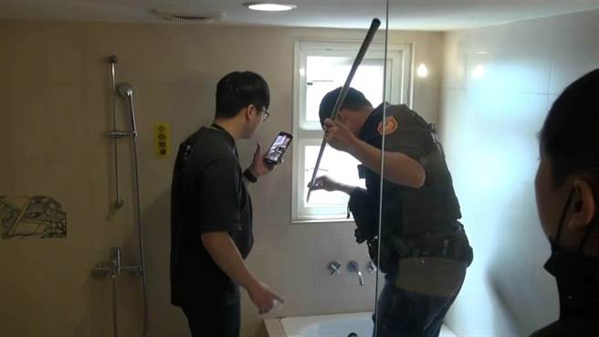 警方將嫌犯丟包的毒品打撈起來。（翻攝照片／林郁平台北傳真）