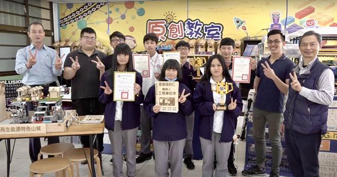 仁爱国中6名学生设计「再生能源特色山城」参加FIRST机器人大赛，获竞赛组创新计画奖、最佳简报奖。（民眾提供／杨静茹南投传真）