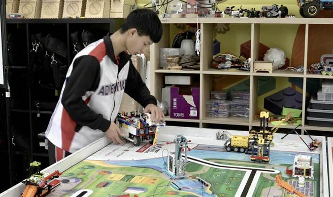 仁爱国中6名学生利用游客行走带动压电材料发电、手摇移动车产生磁力发电等，设计「再生能源特色山城」。（民眾提供／杨静茹南投传真）