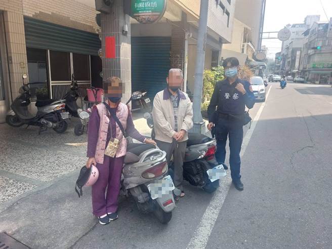 斗六派出所员警帮忙老翁找回他的机车，骑错车的妇人也骑回胞妹真正的机车，两辆机车有点神似。（斗六分局提供）