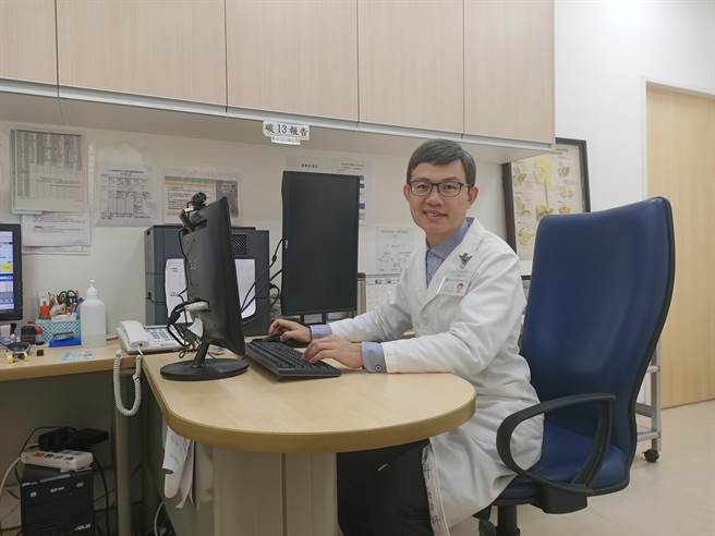 台北荣民总医院新竹分院胃肠肝胆科主任吴治轩表示，胃粪石简单地说就是不消化的东西存在胃里积久了，结块而变成石头。（北荣新竹分院提供／邱立雅竹县传真）