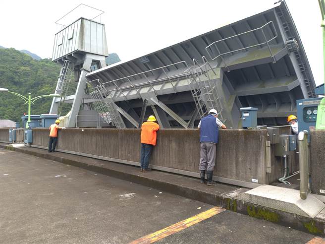 溢洪道放水闸门操作测试。（翡管局提供／张芷瑜台北传真）