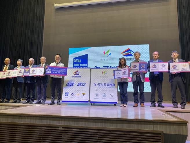 桃園校園創業聯盟由青年局結合桃園在地7所大學，今日桃園市副市長蘇俊賓、青年局長侯佳齡與各校代表共同簽署成立。（蔡明亘攝）