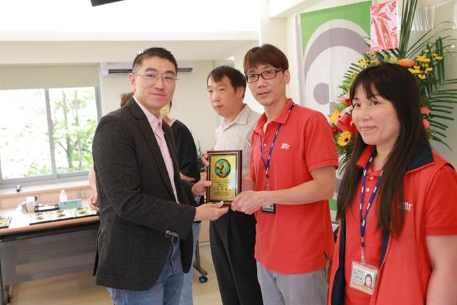 ▲谢国梁颁奖给大武崙工业区模范劳工。（基隆市政府提供／徐佑升基隆传真）