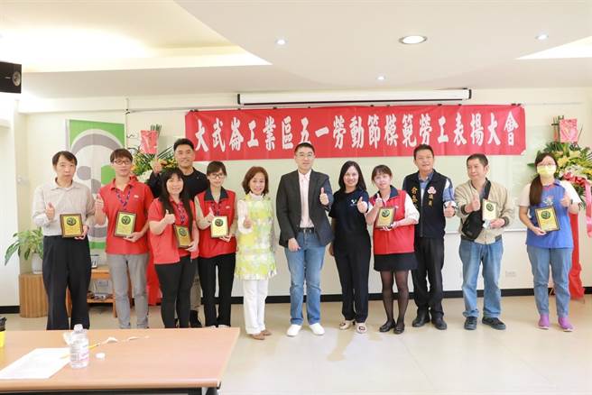 ▲谢国梁与市议员林沛祥（后排左三）、市议员俞叁发（右三）共同合影。（基隆市政府提供／徐佑升基隆传真）