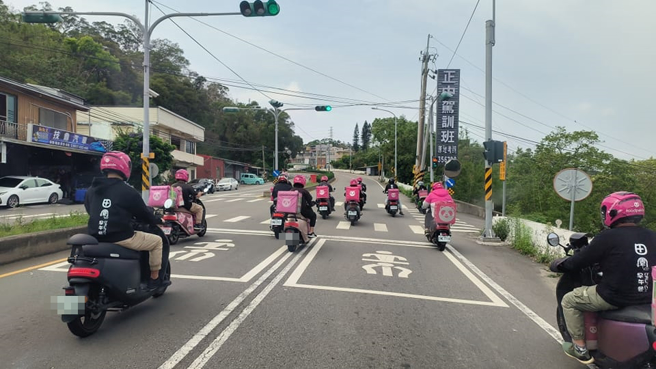 苗栗「熊猫车队」在路上，网友见画面笑说「熊猫车聚」、其实这群外送员是要去一名早午餐店老板的丧礼，他们都是亲友团，要集体前往捻香致意。（翻摄自脸书「路上观察学院」）