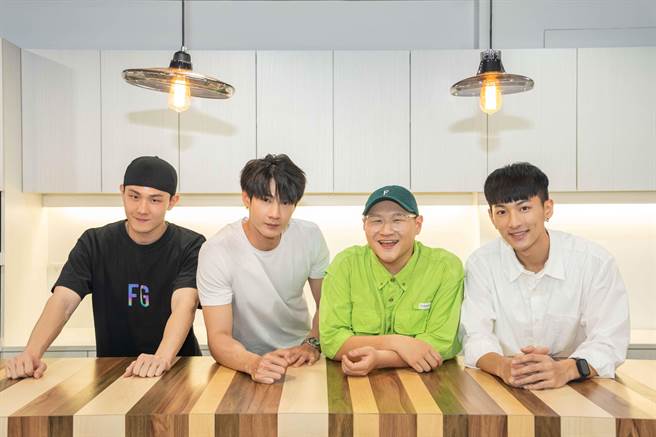 「机智男孩IT BOYZ」陈彦廷（左起）、黄柏峰、郑丰毅、锺岳轩于今天发行最新单曲「我可以」。（TVBS提供）