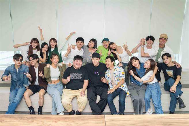 《机智职场生活》演员齐聚读本。王硕瀚（前排左起）、商钧、吴玳慈、陈俊甫、陈彦廷、逸祥、赖雅琪、王敏淳、杨翘硕。纪欣伶（后排左起）、孔令元、冯容洁、锺岳轩、李星鏴、郑丰毅、郑芯恩、黄柏峰、王新凯。（TVBS提供）