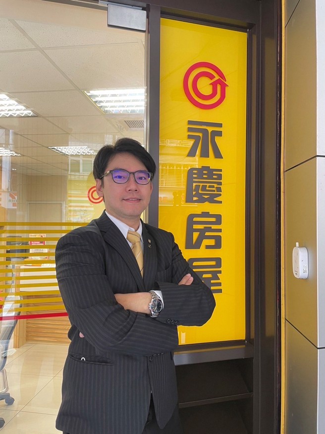 陈玮龙呼吁消费者，购售屋前多谘询各家房仲业者，并且多比较资料，就能有效降低遇到黑心房仲坑骗的风险。(图/永庆房屋提供)