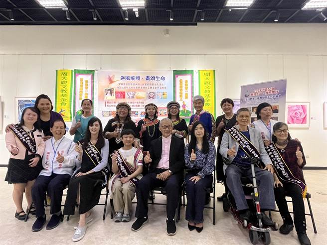 为了推动「全球热爱生命运动」，周大观文教基金会28日颁发「热爱生命奖章」给罕病与癌末人士，希望藉此鼓励并提倡「天生我材必有用」。（周大观文教基金会提供／丁上程台北传真）