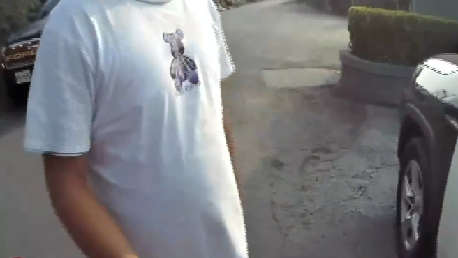 高雄高叉黑丝妹「车顶跳钢管舞讨债」，警方曝调查结果。(林雅惠翻摄)