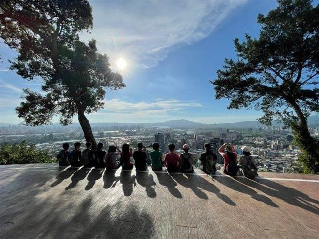 「微风平台」坐拥百万美景，非常推荐欣赏日落。（北市观传局提供／张芷瑜台北传真）